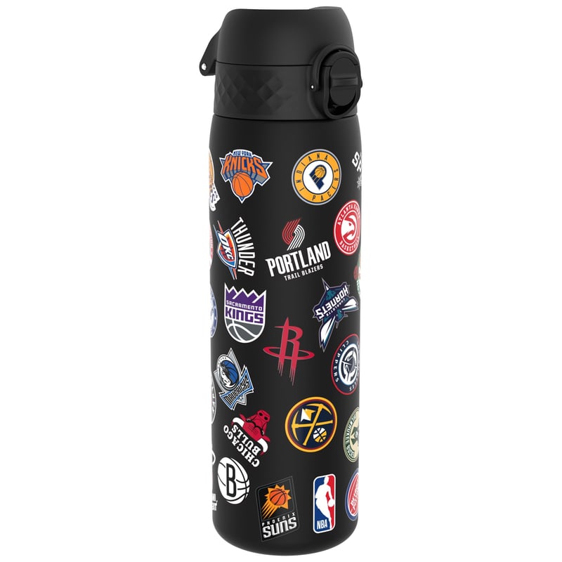 Športová fľaša ion8 NBA tímy, 500 ml, nepriepustná, otváranie jednou rukou, bezpečný uzáver, vhodná do umývačky riadu, bez BPA, s držadlom na prenášanie
