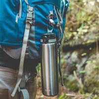 Nerezová fľaša ion8 1 liter, nepriepustná, otváranie jednou rukou, vhodná do umývačky riadu, vyklápacie viečko, sivá 2
