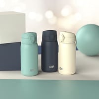Nerezová termoska ion8 320 ml, nepriepustná, otváranie jednou rukou, vhodná do umývačky riadu, vyklápacie viečko, rukoväť na prenášanie, tmavomodrá 10