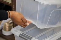 Priehľadný plastový úložný box s vekom Iris Ohyama NTB-15, 15 l, súprava so striebornými uzamykateľnými klipmi, stohovateľný, bez BPA — súprava 3 ks 8