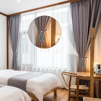 IVEOPPE 2 ks boho bavlnené makramé úchyty na záclony, sivé držiaky na závesy s pierkami, dekoratívne sťahovacie pásky na záclony 5