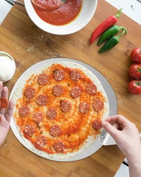 Paletă de pizza argintie Ixydor cu mâner din lemn și lamă din oțel inoxidabil perforat, pentru pizza, pâine, prăjituri și torturi, cu agățătoare 5