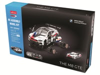 JAMARA 403130 BMW M8 GTE 1:18 diaľkovo ovládané auto 2,4 GHz biele, stavebnica bez nutnosti náradia, detailný interiér s otváracími dverami 9