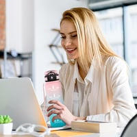 Sticlă sport JAPORIA de 1 litru, cu pai și marcaj de timp, etanșă, potrivită și pentru băuturi carbogazoase, ideală pentru fitness și yoga 7