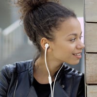 JBL Tune 160 slúchadlá do uší – čierne, Pure Bass zvuk, ultra-kompaktný dizajn, na každodenné použitie 2