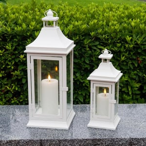 JHY DESIGN 2 darab fehér fém vintage függős gyertyás lámpás torony 50 cm és 33 cm kültéri beltéri kert terasz esküvő
