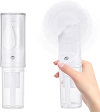 JIZZU Kézi Ventilátor Víz Permetezővel, Akkumulátoros Mini Ventillátor 4 Fokozatú Sebességszabályozással, Fehér 1