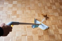 Mop cu spray 2 în 1 Joseph Joseph CleanTech, cu lavetă din microfibră lavabilă, pad pentru îndepărtarea petelor și rezervor reîncărcabil 7