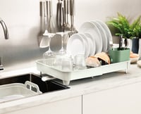 Rozťahovací odkvapkávač na riad Joseph Joseph Extend – Light Stone/Sage, nastaviteľná odkvapkávacia miska s odnímateľným košíkom na príbory a otočným odtokom 5