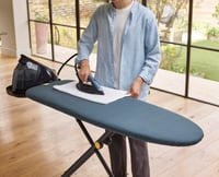 Žehliaca doska Joseph Joseph Glide Plus 135x45 cm, nastaviteľná výška, žiaruvzdorná, 4-vrstvový bavlnený poťah, jednoduché skladovanie, čierna/modrá 4
