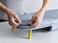 Joseph Joseph Pocket sklopiva daska za glačanje 90x33 cm, s pamučnom navlakom, kompaktna stolna daska za glačanje, integrirani držač glačala, siva/žuta 10