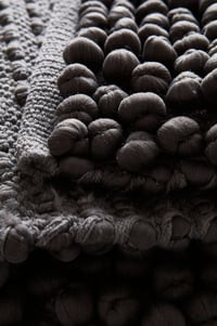 Kúpeľňová predložka Jotex Hills Popcorn, zmes bavlny a polyesteru - sivá, 80x120 cm 3