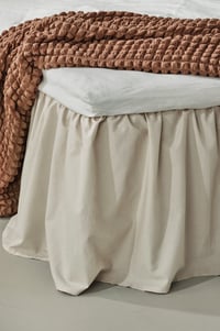 Volan pentru pat Jotex Zack – 100% bumbac organic, înălțime 45 cm, bej, 140 x 200 cm 1