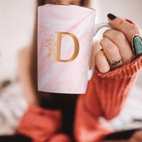 Cană personalizată Joymaking cu litera D, cană de cafea cu inițială și model floral, cadou pentru femei, pentru iubită, 400 ml, roz 4