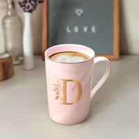Cană personalizată Joymaking cu litera D, cană de cafea cu inițială și model floral, cadou pentru femei, pentru iubită, 400 ml, roz 2