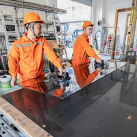 JUYLTOOL Elektromos Vákuumos Emelő 2 Akkumulátorral - Digitális Kijelzős Csempe és Üvegemelő 180kg Teherbírással, Automatikus Szívóerővel 2