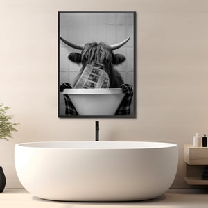 Tablou canvas KAIDAARTLH - Vaca Relaxându-se în Cadă, Modern Alb-Negru, Tablou de Perete cu Animale Fără Ramă pentru Baie, Dormitor (50 x 70 cm)