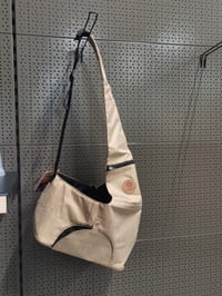 Kanga bézs kutya hátizsák – 44x20x20 cm – poliészter – felső nyílás – levehető alap – szellőzőháló – vállpánt – biztonsági póráz – cipzáros zseb 7
