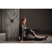 Nástenné hodiny Karlsson Little Big Time Mini KA4348BK – čierne, okrúhle, škandinávsky dizajn, hliník, 41 cm, moderná dekorácia do obývačky 2