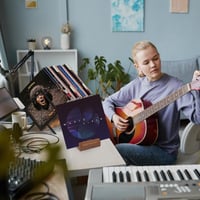 KATLKIU Súprava stojanov na vinylové platne, masívne drevo, držiak na práve prehrávanú platňu a železno-drevený stojan na LP platne, veľká kapacita 80 – 100 LP platní 7