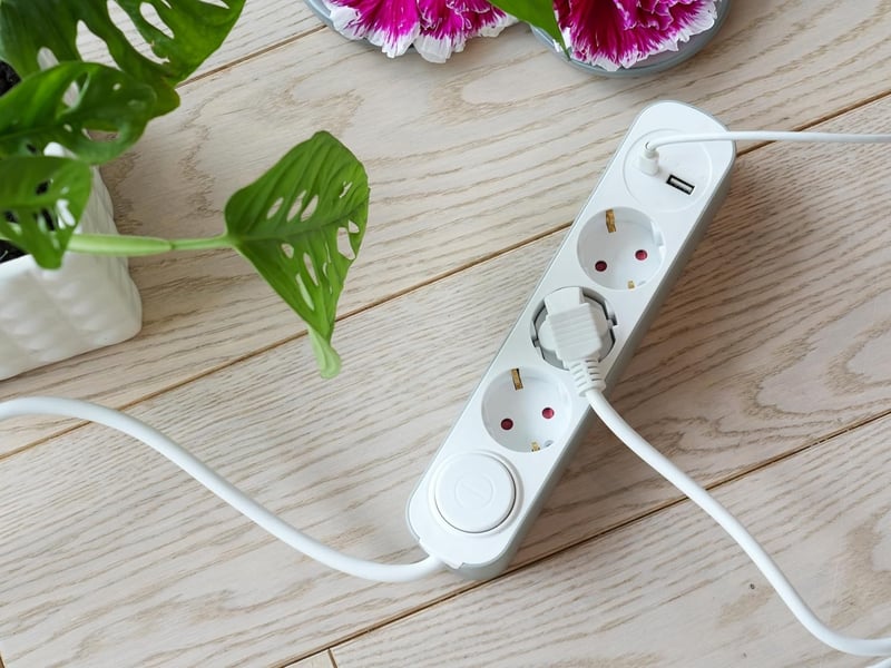 KEL Elosztó 3 Aljzat USB-A USB-C 1,5m Kábel Schuko Fehér 3680W