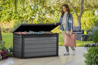 Záhradný úložný box Keter Cortina 100G – 380 l, sivý, povrch s imitáciou dreva, 122,9 x 62,1 x 70,6 cm 4