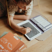 Tablă de desen luminoasă KIDYWOLF Mini Lumea Basmelor pentru copii 2