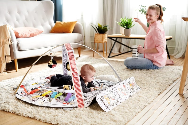 Kinderkraft EDUMEE Babajáték Szőnyeg Kontrasztos Mintákkal, 4 Érzékszervek Zónája, Állítható Ívek és 12 Fejlesztő Kártya