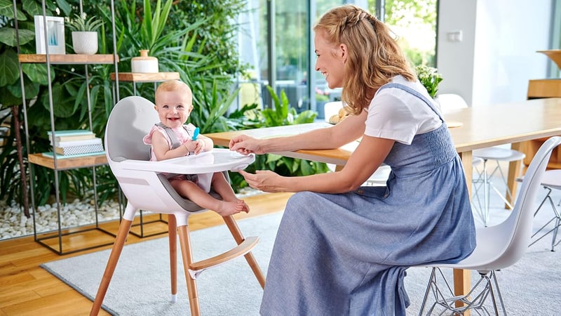 Kinderkraft Fini 2az1ben Etetőszék, Fa Lábakkal, Biztonsági Övvel, Szürke