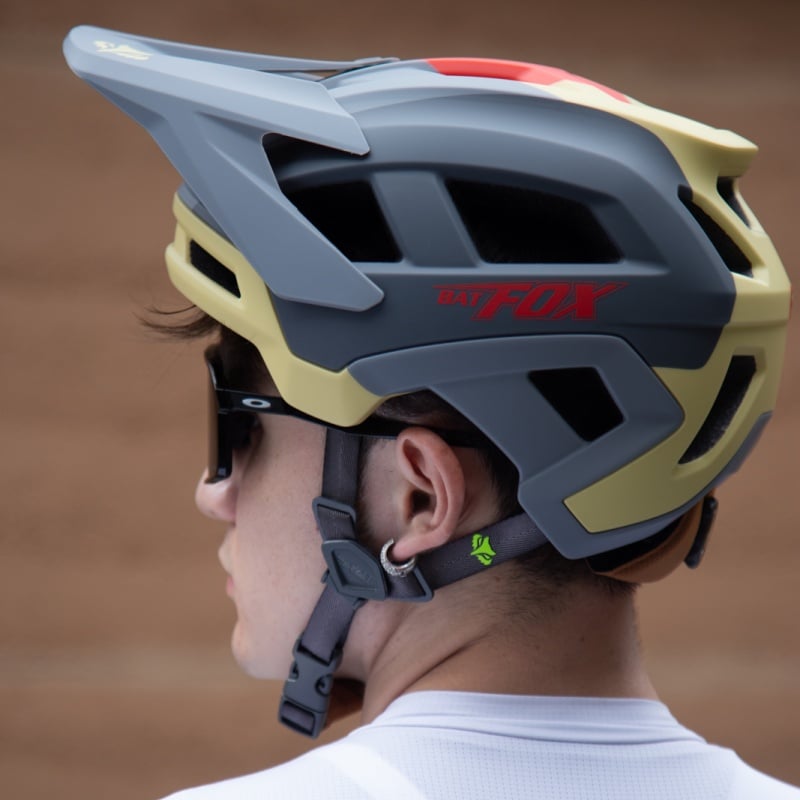 KINGBIKE Ma-066 MTB kerékpáros sisak állítható napellenzővel - szürke-khaki - L-es méret