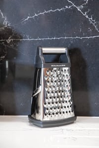 Štvorstranné nerezové strúhadlo KitchenAid s krájačom, strúhadlom a zesterom, čierne 4
