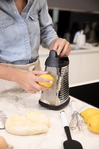 Štvorstranné nerezové strúhadlo KitchenAid s krájačom, strúhadlom a zesterom, čierne 7