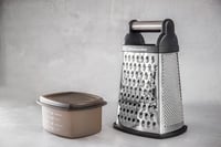 Štvorstranné nerezové strúhadlo KitchenAid s krájačom, strúhadlom a zesterom, čierne 5