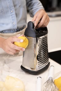 Štvorstranné nerezové strúhadlo KitchenAid s krájačom, strúhadlom a zesterom, čierne 6