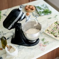 Kuchynský robot KitchenAid Artisan 5KSM175PSEOB 4,8 l, Onyx Black, antikorová misa, miesič cesta s 5 nadstavcami 5