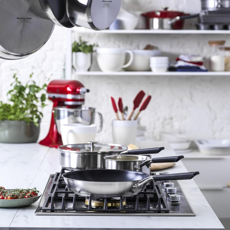 KitchenAid Classic Rozsdamentes Acél Serpenyő 26 cm Kerámia Tapadásmentes Bevonattal, Üvegfedővel, Indukciós, Mosogatógépben Mosható