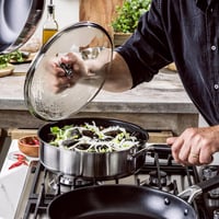 KitchenAid Classic Rozsdamentes Acél Serpenyő 26 cm Kerámia Tapadásmentes Bevonattal, Üvegfedővel, Indukciós, Mosogatógépben Mosható 2
