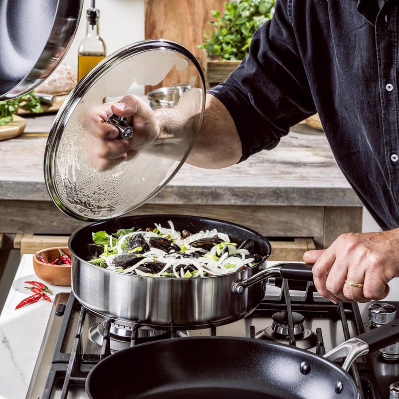 KitchenAid Classic Rozsdamentes Acél Serpenyő 26 cm Kerámia Tapadásmentes Bevonattal, Üvegfedővel, Indukciós, Mosogatógépben Mosható