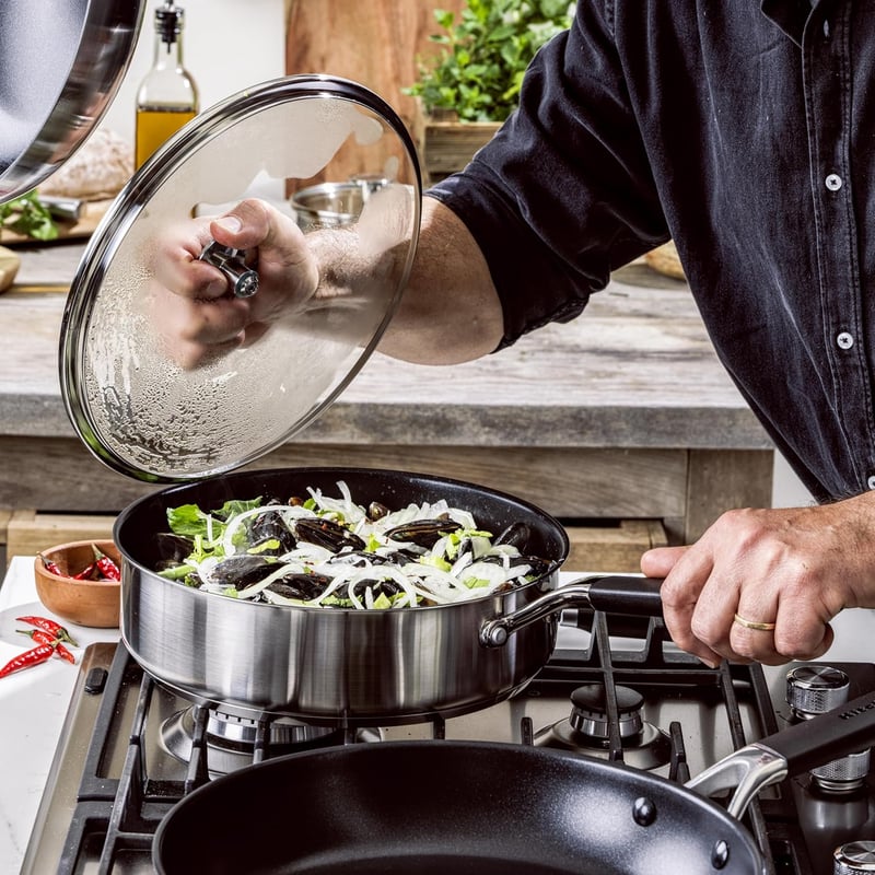 KitchenAid Classic Rozsdamentes Acél Serpenyő 26 cm Kerámia Tapadásmentes Bevonattal, Üvegfedővel, Indukciós, Mosogatógépben Mosható