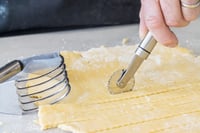KitchenCraft Nerezový krájač a vaľkač na cesto - strieborný, 11 x 12 cm, vhodný do umývačky riadu 5