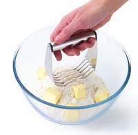 KitchenCraft Nerezový krájač a vaľkač na cesto - strieborný, 11 x 12 cm, vhodný do umývačky riadu 4