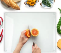 Tocător de bucătărie din sticlă Kitchenville 50x40 cm - Sticlă securizată, rezistentă la căldură, anti-zgârieturi și anti-alunecare - Design transparent - Protecție pentru blatul de lucru din bucătărie 1
