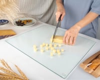 Tocător de bucătărie din sticlă Kitchenville 50x40 cm - Sticlă securizată, rezistentă la căldură, anti-zgârieturi și anti-alunecare - Design transparent - Protecție pentru blatul de lucru din bucătărie 5