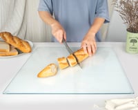 Tocător de bucătărie din sticlă Kitchenville 50x40 cm - Sticlă securizată, rezistentă la căldură, anti-zgârieturi și anti-alunecare - Design transparent - Protecție pentru blatul de lucru din bucătărie 3