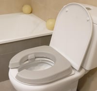 KMINA Vyvýšené WC sedadlo 5 cm, polstrované, vodoodolné, pre seniorov a imobilných ľudí, bez nutnosti montáže, patentované 7