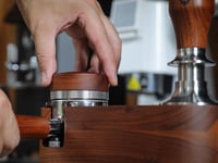 Distribuitor de cafea KNODOS 54 mm pentru espresso, nivelator de cafea cu mâner din lemn de trandafir, compatibil cu Sage Barista Express, Pro, Touch, Bambino 3