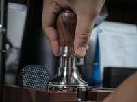 Tamper KNODOS de 58,5 mm cu mâner din lemn de nuc, cu autoreglare și design calibrat cu arc dublu pentru portafiltru de 58 mm 7