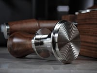 Tamper KNODOS de 58,5 mm cu mâner din lemn de nuc, cu autoreglare și design calibrat cu arc dublu pentru portafiltru de 58 mm 5