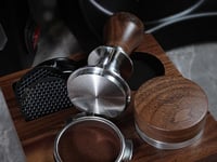 Tamper KNODOS de 58,5 mm cu mâner din lemn de nuc, cu autoreglare și design calibrat cu arc dublu pentru portafiltru de 58 mm 8