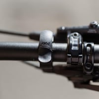 Cyklistický zvonček Knog Oi Prima – 22,2 mm, antracitová, 80 dB, úderník Wavetek, jednoduchá montáž 9